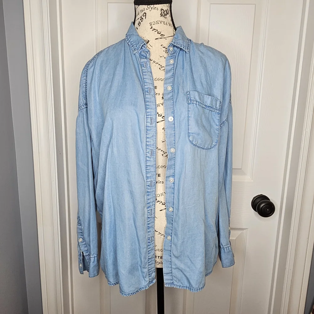 Suzy Shier Women's Denim-Look Button Down Shirt Blue Long Sleeve Flowy Size M - Picture 4 of 11